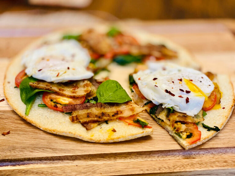 Śniadaniowa pita z falafelem i jajkiem sadzonym