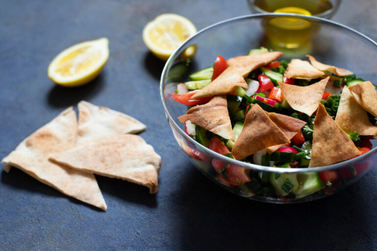 Sałatka z falafelem i chipsami z pity